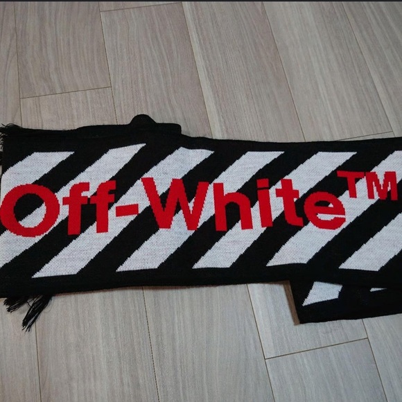Off-White Chevron Scarf with Red Logo - Picture 3 of 5